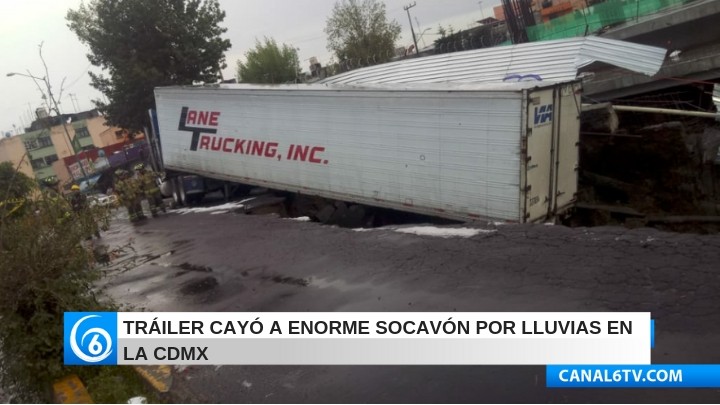 Tráiler cayó a enorme socavón por lluvias en la CDMX