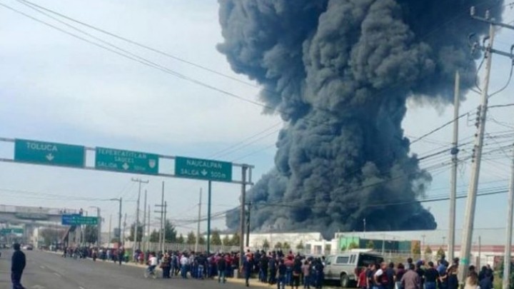 Incendio en la bodega de una tela de fabricas