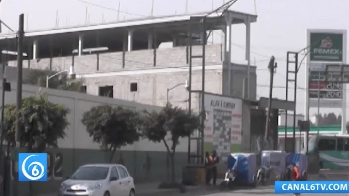 Tras denuncia de padres de familias y autoridades escolares clausuran construcción de supuesto hotel cerca de zona escolar