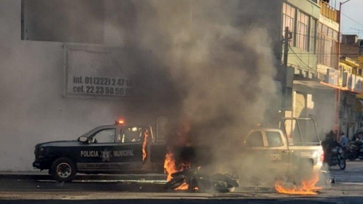 Civiles prenden fuego a patrulla tras accidente en Texmelucan