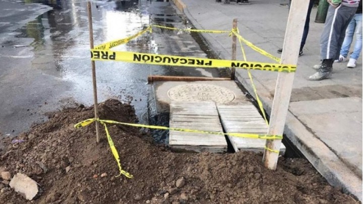 Vecinos reportaron fuga de agua potable en San Ángel