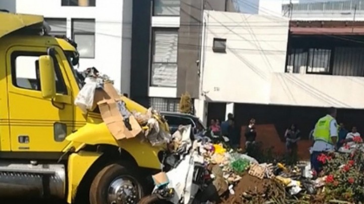 Camión de carga provoca fuerte accidente tras quedarse sin frenos en la Alcaldía Álvaro Obregón