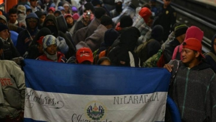 Migrantes dejan campamento en la CDMX, saturan el Metro