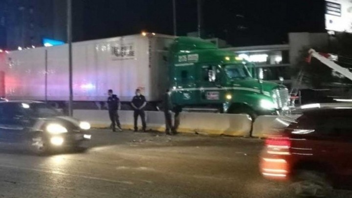 Tras persecución en Naucalpan tráiler causa daños a 4 patrullas