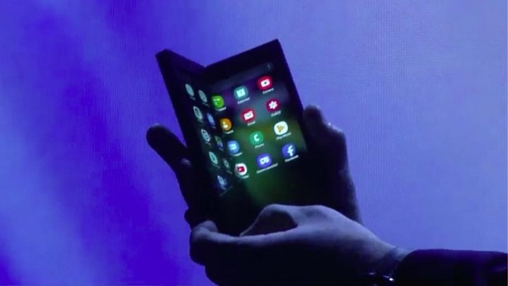 Samsung lanza Galaxy Fold en un precio de 2 mil dólares con pantalla plegable