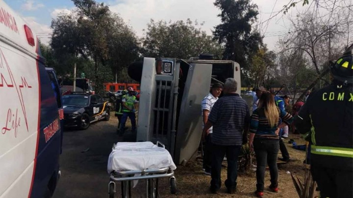 Microbús volcó en la alcaldía Gustavo A. Madero; hay 14 lesionados