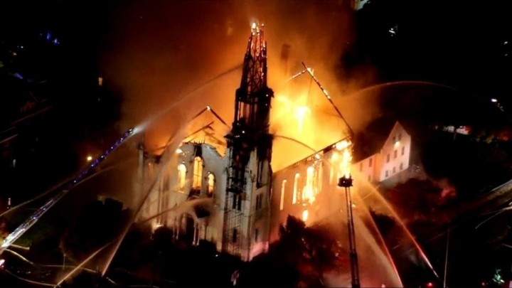 Iglesia arde en llamas en EU; biblias y cruces quedan intactas