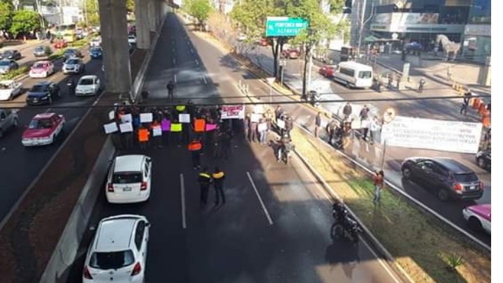 Bomberos bloquean avenidas en la Ciudad de México