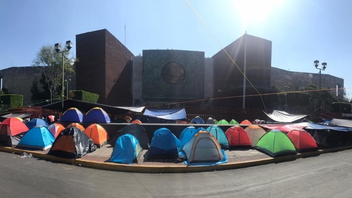 Los maestros de la CNTE siguen en plantón frente a la Cámara de Diputados