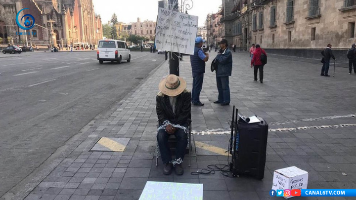Hombre mayor se encadena afuera de Palacio Nacional para pedir ayuda