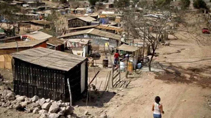 Jóvenes golpean un hombre para robarle