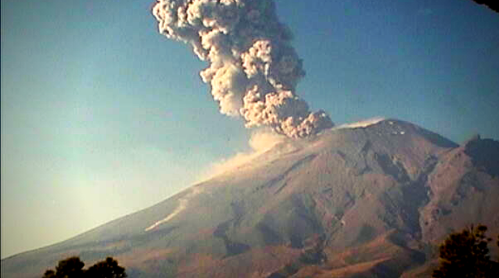El Volcán Popocatépetl emite 40 exhalaciones acompañadas de vapor de agua y gas