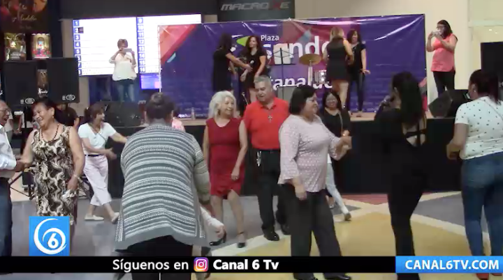 Entre baile y regalos Plaza Sendero Ixtapaluca continúa festejo a las mamás.