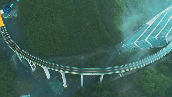 No tala un solo árbol... China construye una autopista de 50 kilómetros