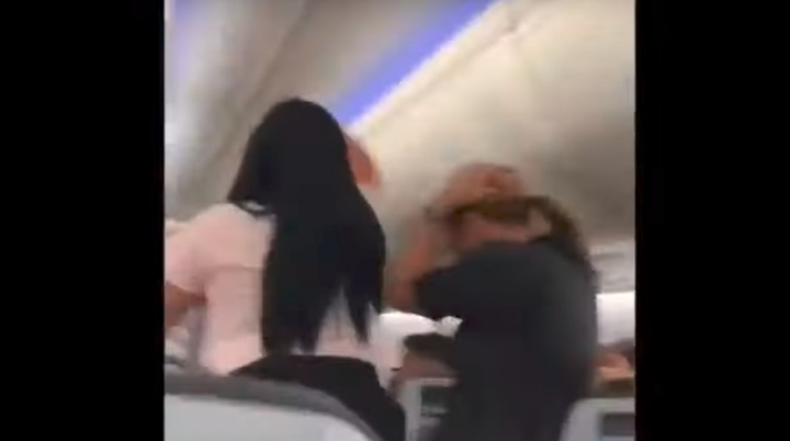 Mujer golpea a su esposo con una laptop por estar mirando a otra