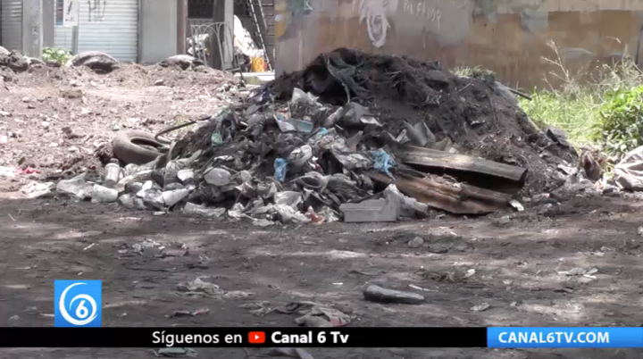 Tianguistas y vecinos de Ecatepec han convertido calles y banquetas en basureros
