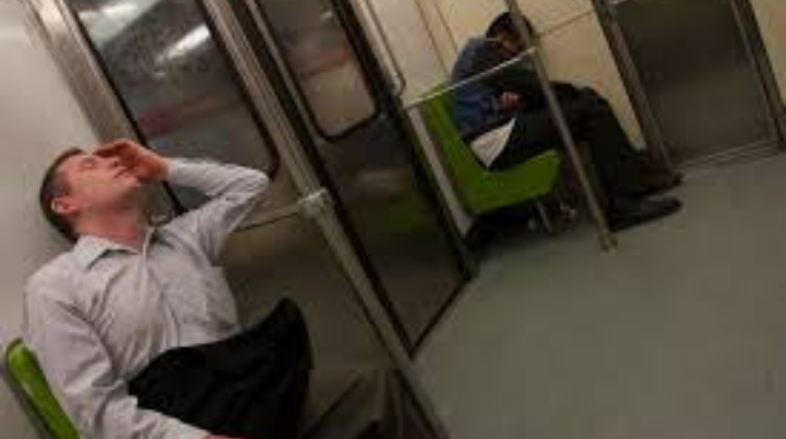 Ahora podrán multarte por echarte un 'coyotito' en el Metro