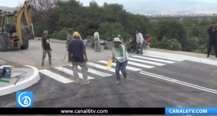 El presidente municipal de Valle de Chalco, Francisco Tenorio Contreras, entregó la rehabilitación del tramo afectado por socavón