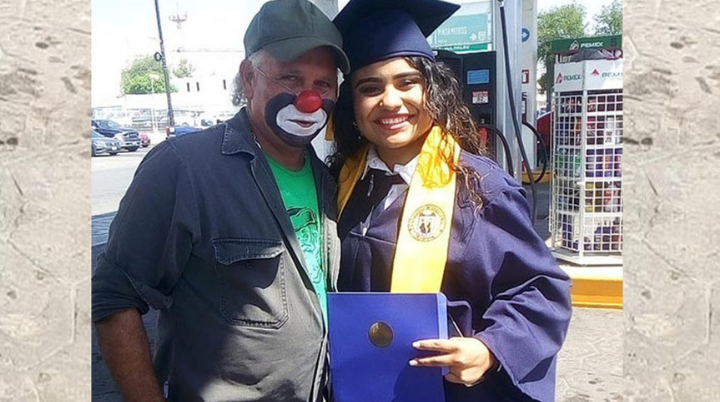 Joven asiste al trabajo de su papá con toga, birrete y diploma