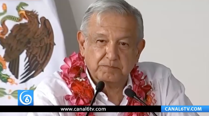 AMLO realiza gira por Oaxaca en medio de protestas y hasta pararon la caravana