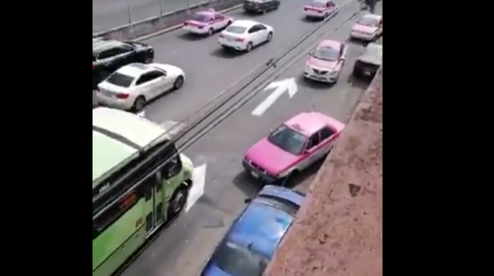 Taxistas circulan en sentido contrario para evitar tránsito lento