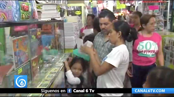 Ante la mala economía mexicana, madres de familia tienen que hacer milagros en este regreso a clases