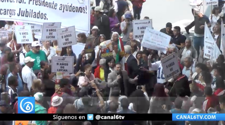 Jubilados de mexicana exigen liquidación, se manifiestan en el AICM