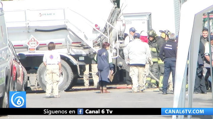 Continúan labores de limpieza y valoración por fuga de combustible en toma clandestina en la colonia Granjas de México, alcaldía Iztacalco