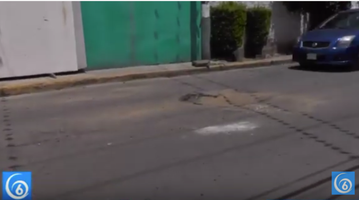 Personas resultan afectadas por vialidad en mal estado en pleno centro de  Ixtapaluca
