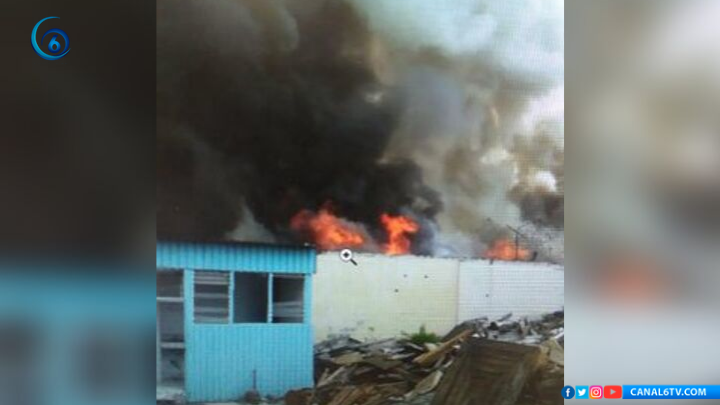 Fuerte incendio en la colonia Santa Bárbara, Iztapalapa