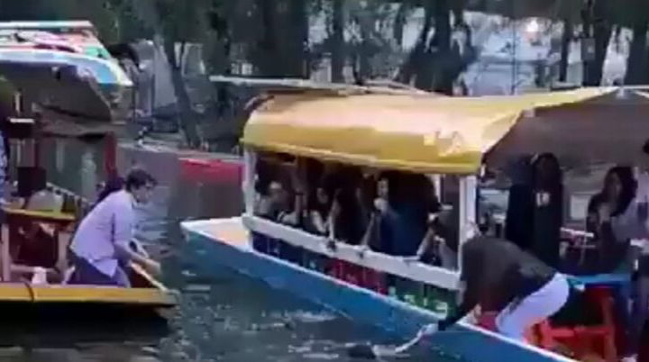 Joven que cayó de trajinera en Xochimilco logró ser rescatada rápidamente