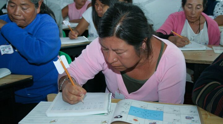 Buscan ampliar plan de alfabetización en adultos mayores
