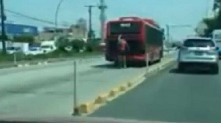 Captan a ciclista colgado de un autobús