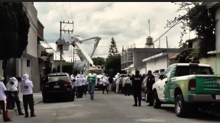 Vecinos de la calle Puente 5 en Valle de Chalco se oponen al cambio de medidor de luz