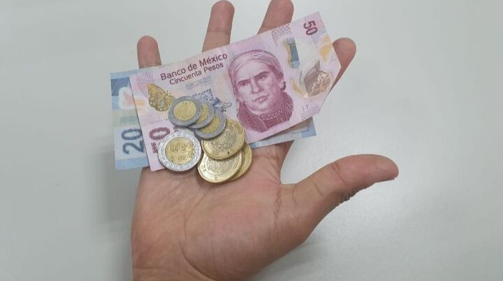 López Obrador analiza nueva alza salarial para trabajadores