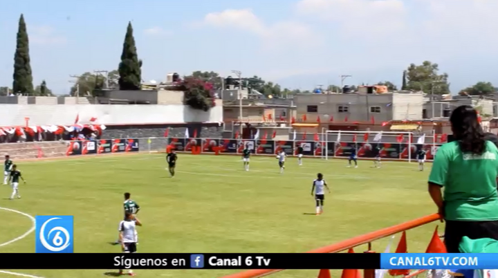 Jóvenes estrenan su cancha de futbol La Joven Guardia