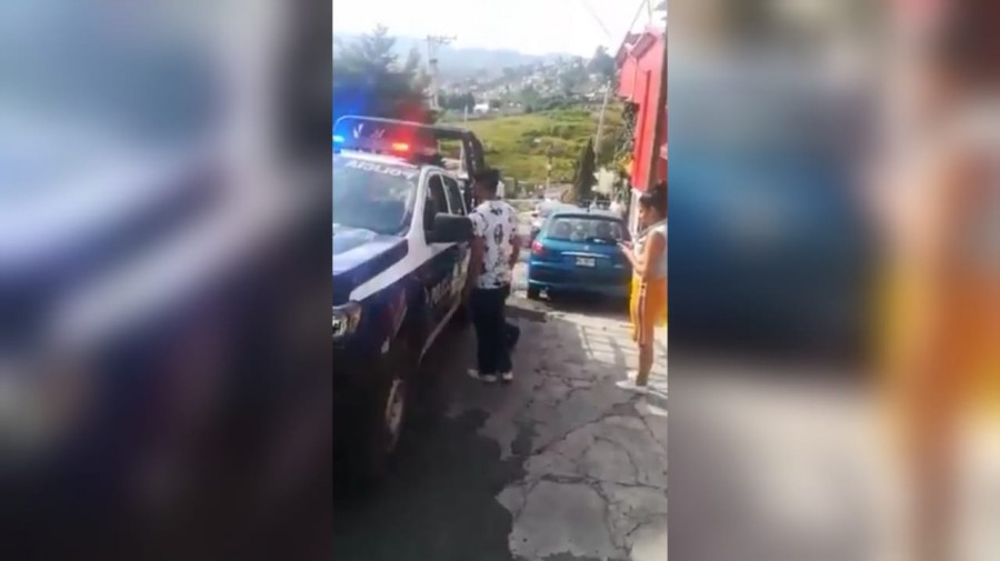 Joven acusa de ratero a policía y lo golpea en Naucalpan