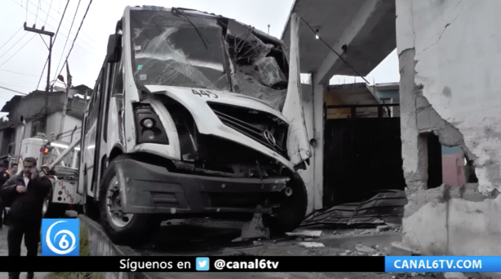 Por querer ganar pasaje, camión choca contra una casa y deja 14 heridos