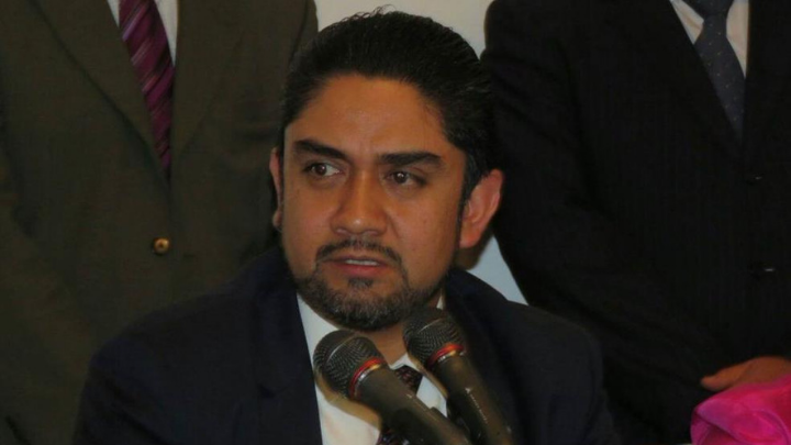 Ex secretario de Mancera, prófugo de la ley, se pasea en París