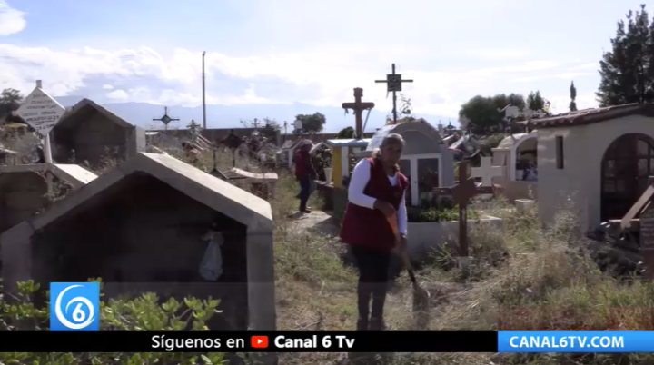 Limpian panteones en Chicoloapan para día de muertos.