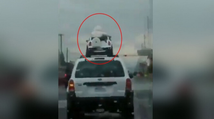 ¡Imprudencia! Conductor pasea a niños en carrito eléctrico sobre el techo de una camioneta mientras llueve en Zapopan, Jalisco