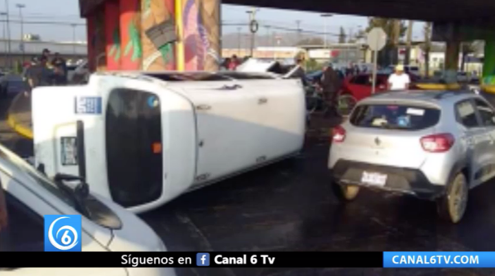 Volcadura de combi frente a sendero Ixtapaluca