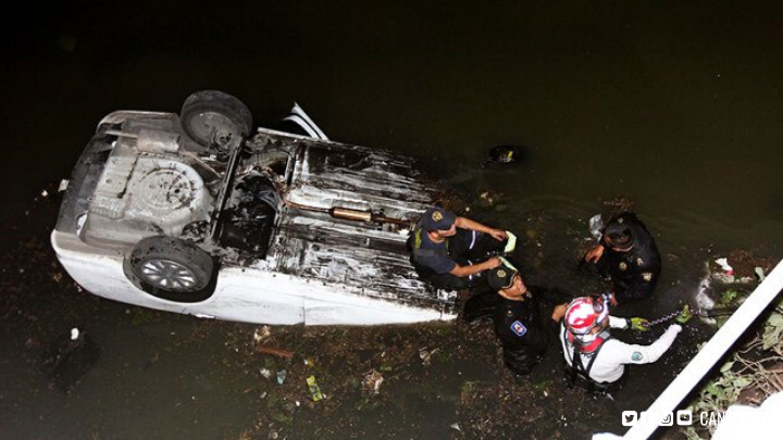 Pareja muere al caer su auto en un canal de aguas negras en Cuautitlán Izcalli