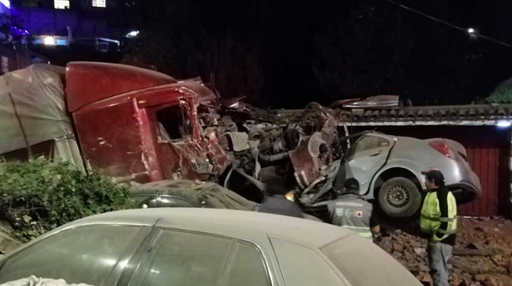 Camión se queda sin frenos, provoca daños en viviendas en la México-Cuernavaca