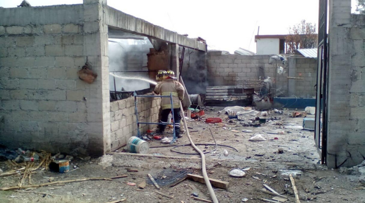 Reportan explosión en bodega de cohetones en Almoloya de Juárez