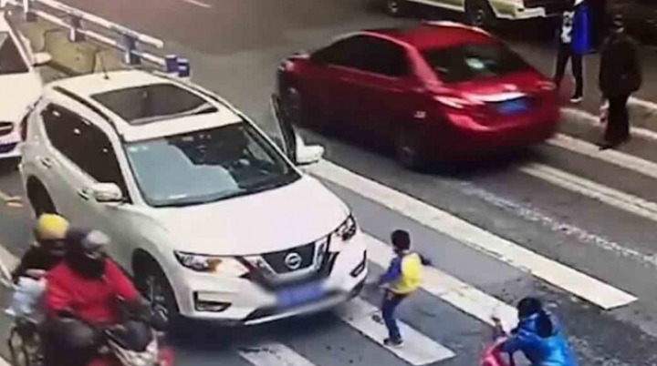 Niño enfurecido patea auto que lo atropelló a él y a su mamá en China