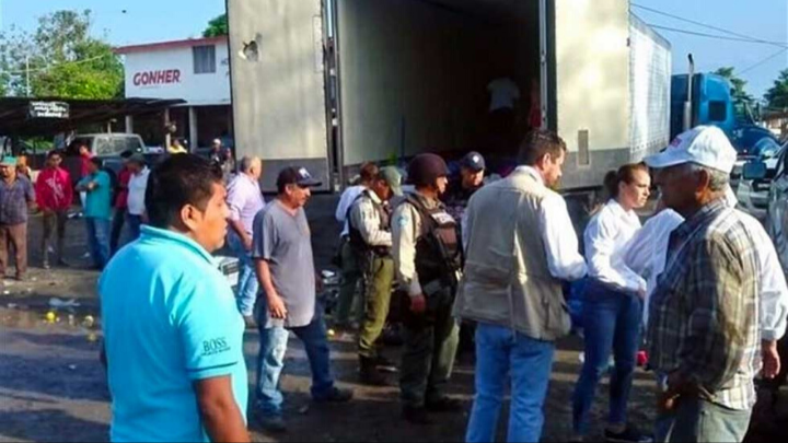 Rescatan a 2 mil migrantes en tractocamiones