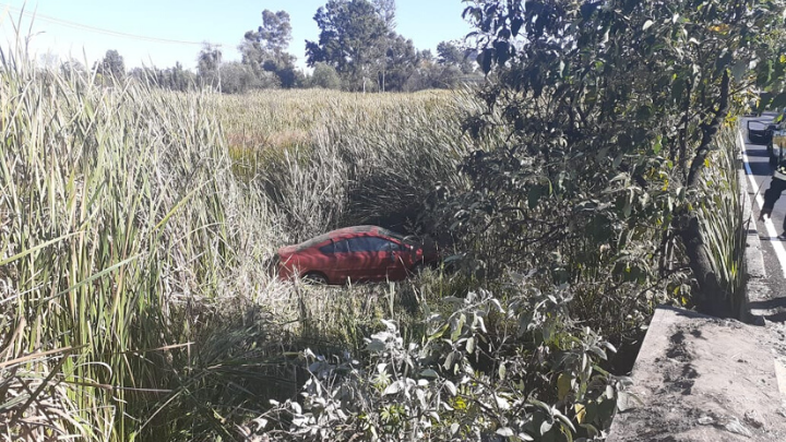 Vehículo se hunde en canal de aguas negras en Chalco