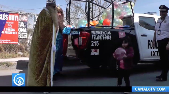 Los Reyes magos y policías municipales de Ixtapaluca dan juguetes a niños