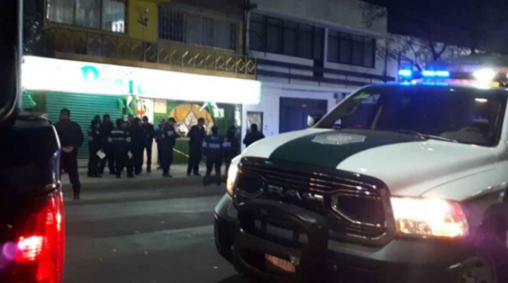 Hombre muere por disparos en una riña afuera de un bar en la Venustiano Carranza